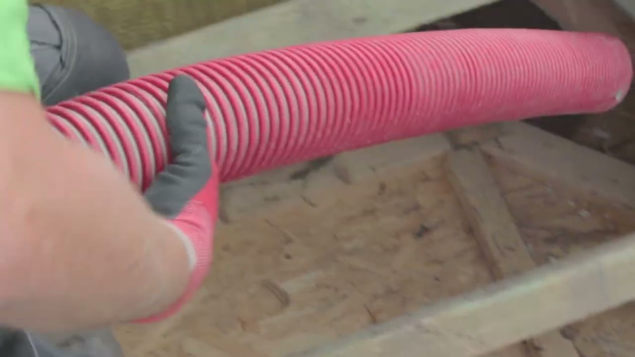 Naprawa izolacji poddasza zniszczonego przez kuny. Wdmuchiwanie granulatu celulozy.