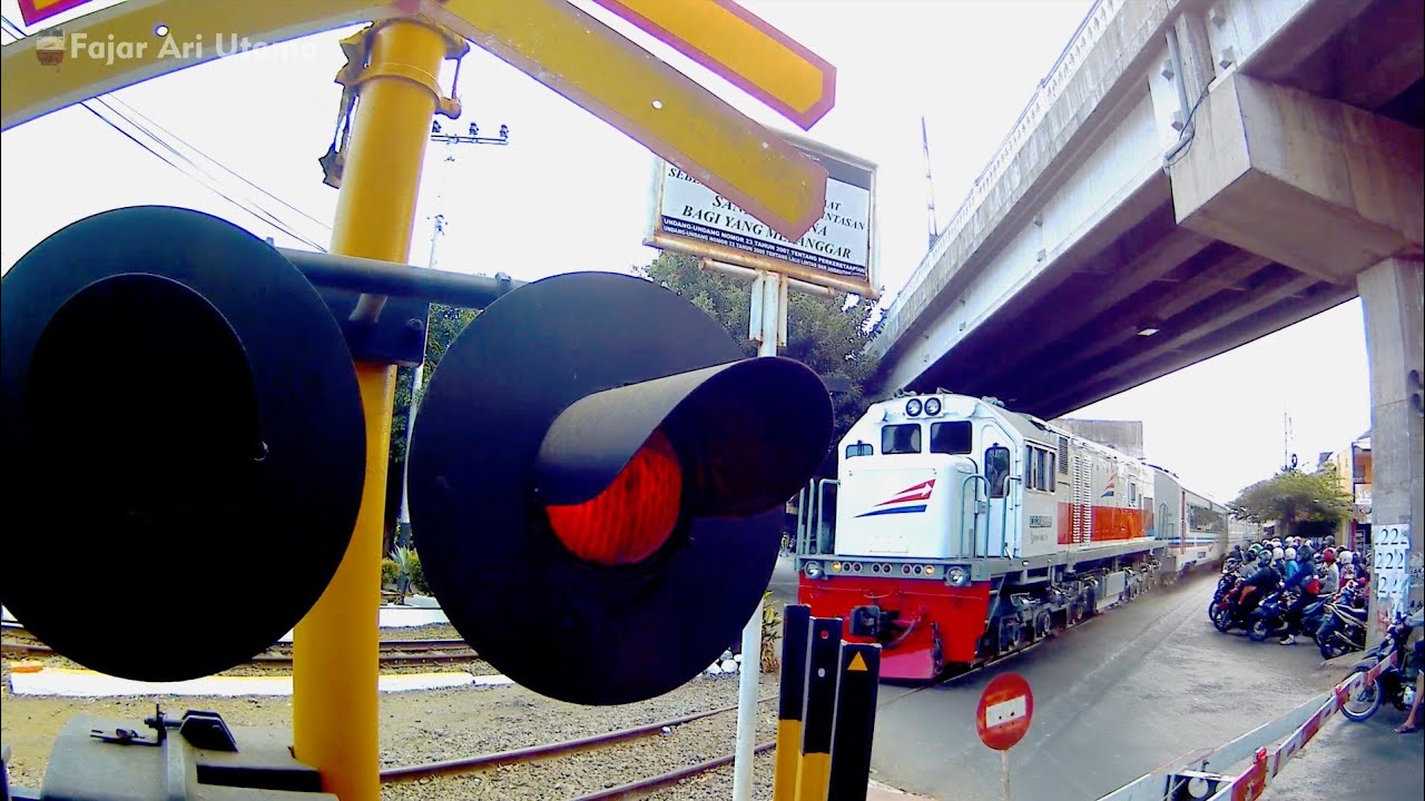 Perlintasan Kereta Api Bawah Fly Over Stasiun Malang Kota Lama