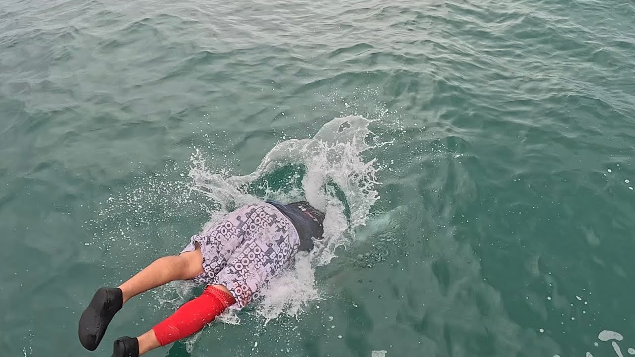 Se jogou no mar com o bixeiro na mão 🤚 em busca do peixe e conseguiu acertar , eu não teria coragem 