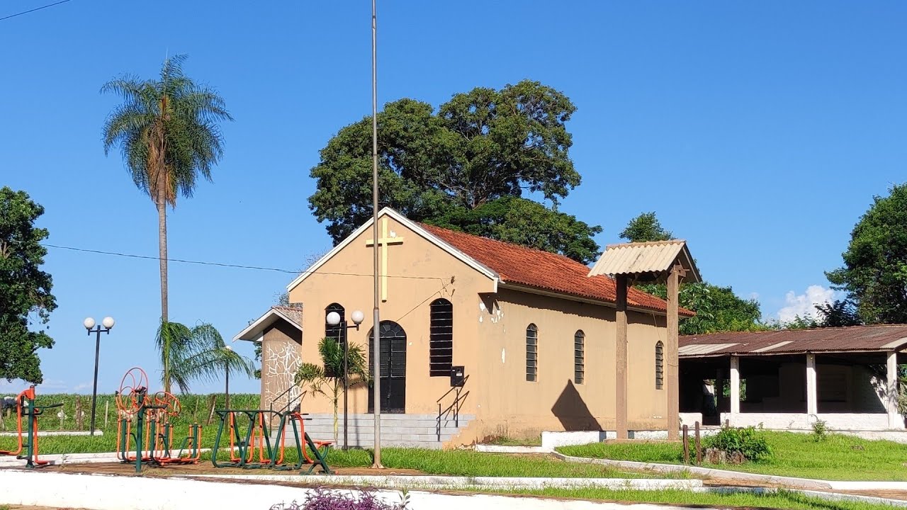 PASSAMOS POR UMA VILA MUITO ANTIGA E COM MUITAS CASAS ABANDONADAS, PARECE UMA CIDADE PERDIDA