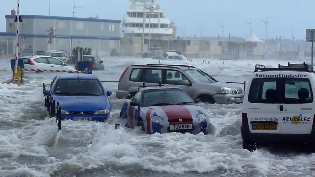 Huge waves hitting parking place  - Cannes