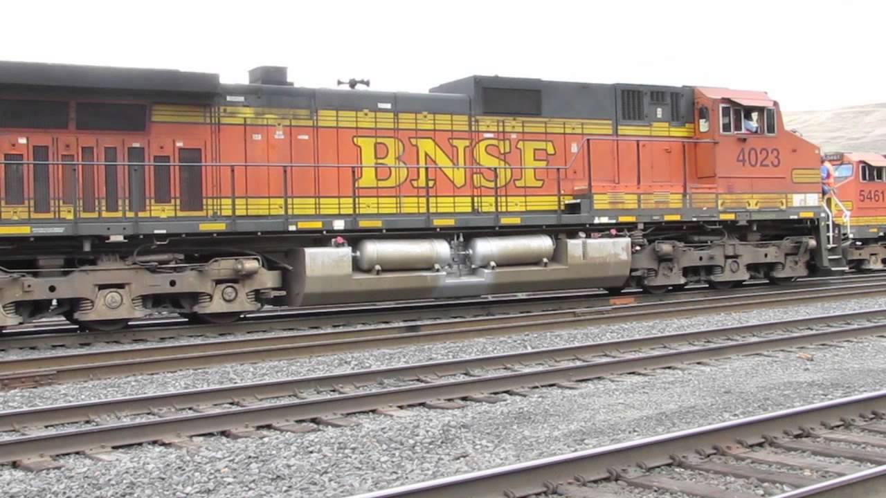 BNSF AT WISHRAM ON THE COLUMBIA RIVER
