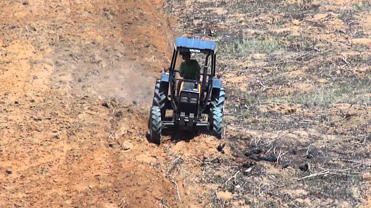 TRATOR VALTRA 685 ARANDO NO MORRO PARTE 3