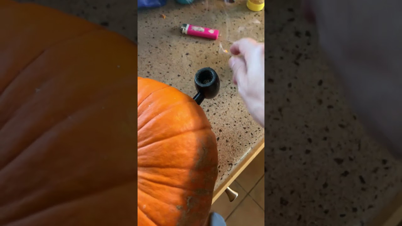 Pumpkin Bong with Dayger by Mosca Seeds.