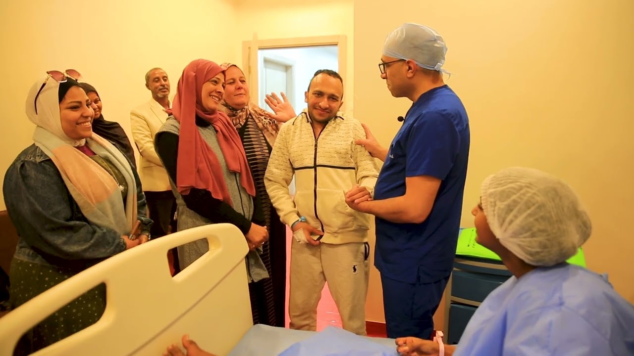 قبل عملية إيناس في الصباح، الشباب اللي عملوا عمليه قبلها بيومين راحوا يزوروها علشان يعطوها شوية طاقة