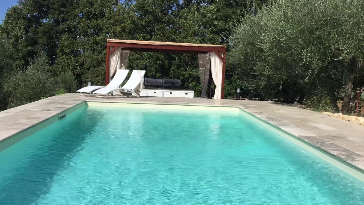 Piscina 9x4 a skimmer con bordo e pavimentazione in travertino anticato