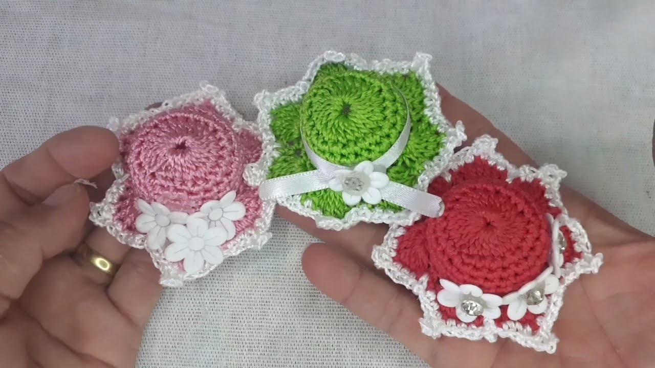 chapeuzinho de crochê   e tampinha de garrafa pet,veja o passo a passo.
