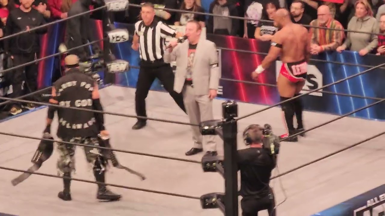 (Live) Crowd Goes Nuts for Mark Briscoe's Arrival!