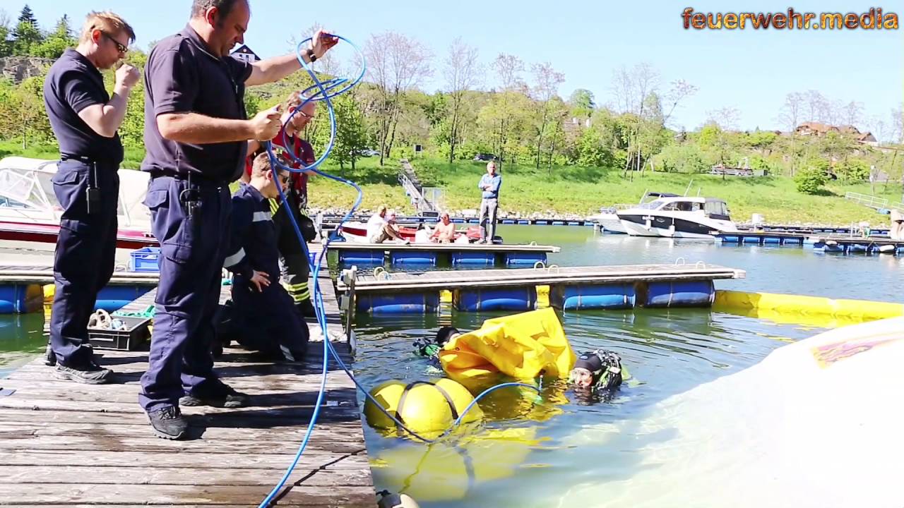 Feuerwehrtaucher bei Bootsbergung in Luberegg im Einsatz