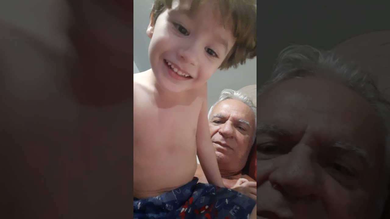 Gurikutiko com seu vovô de estimação 