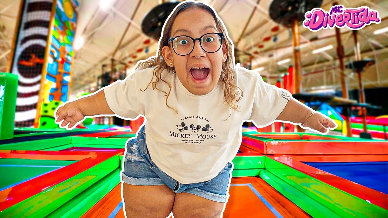 Brincadeiras no Playground com Maria Clara MC Divertida e seus amigos * Indoor Playground for Kids