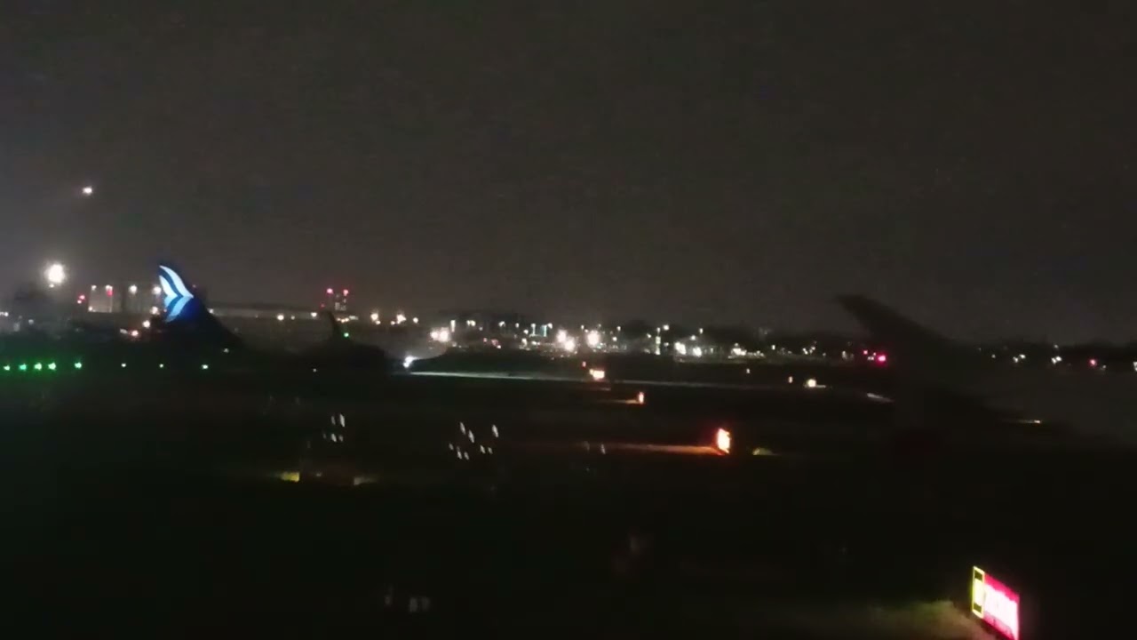 Decolagem do Aeroporto de Heathrow em Londres com destino ao Aeroporto de Zurique na Suiça 