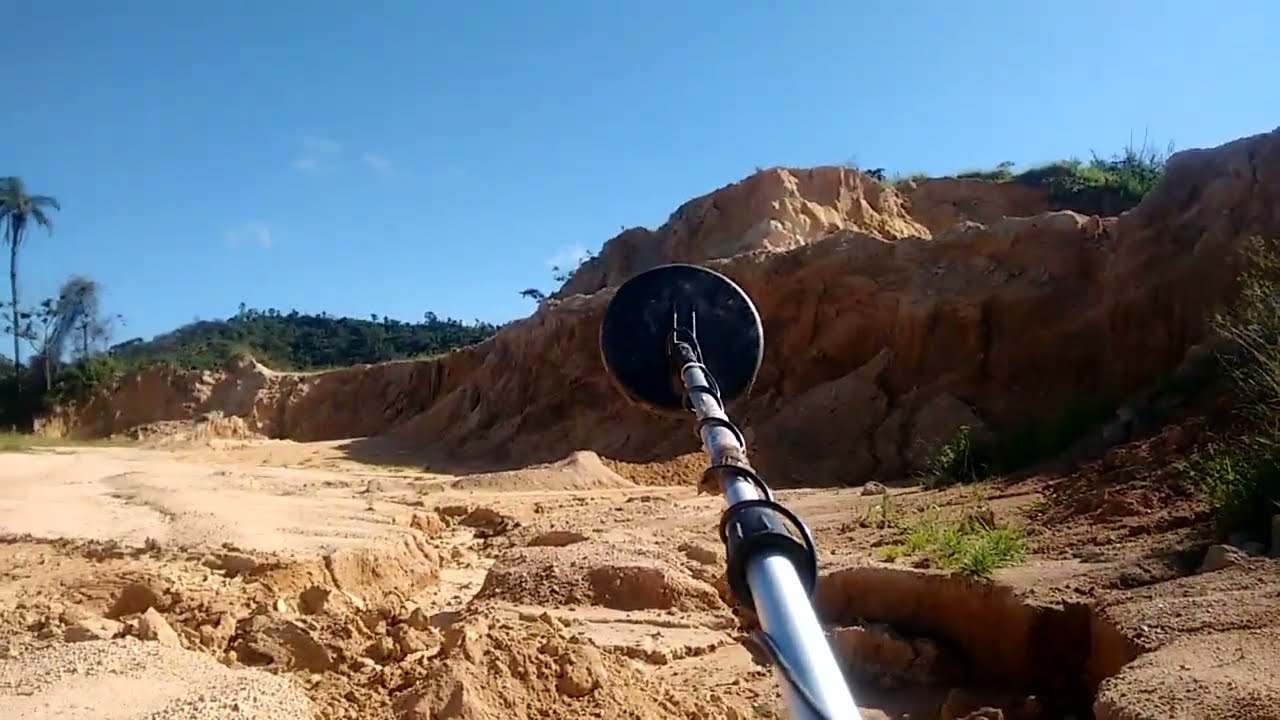 Encontrei um Veio de Quartzo onde a chuva causou Erosão..#detectordemetais