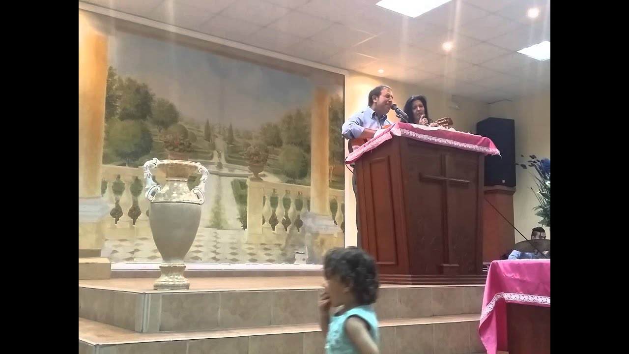 Rober y carmen cantando en milladoiro