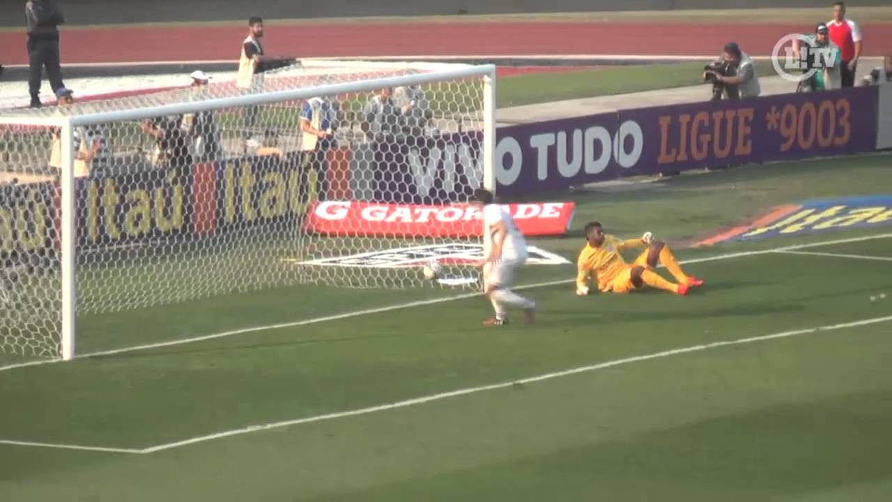 Gola&ccedil;o, chap&eacute;u... Ganso d&aacute; show em cl&aacute;ssico contra Santos