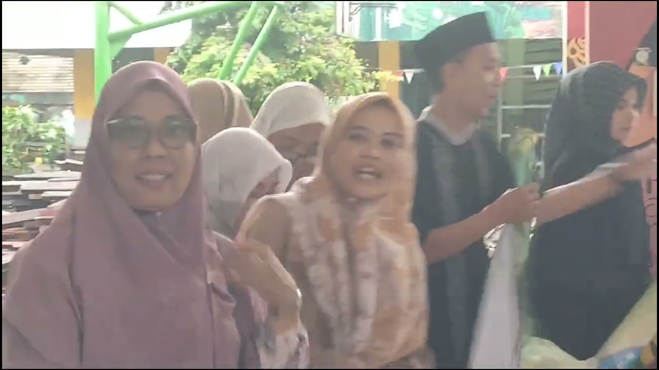 BAGI BAGI TAKJIL  DI BULAN ROMADHON BERSAMA ANAK ANAK DAN GURU SDN SIDOTOPO IV/51 SURABAYA