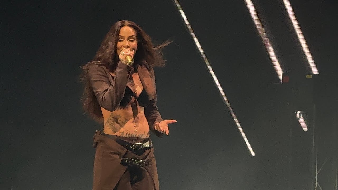 Келани исполняет песню Folded на iHeartRadio Jingle Ball в Атланте.