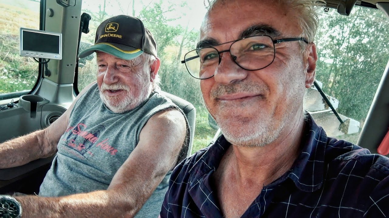Avec Gilbert, vétéran du labour, à flanc de coteau, à bord d’un John Deere 8R