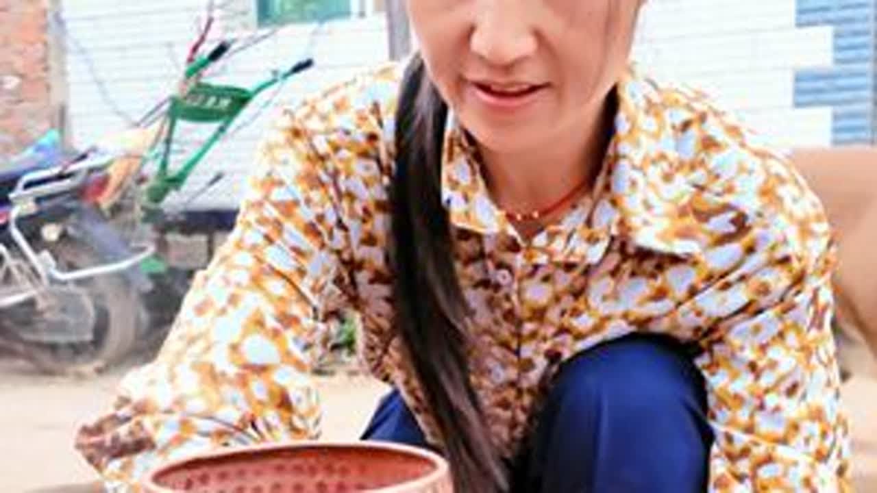 新铜锅开张啦...菌子排骨火锅...花孃孃的山区农村生活、 让人回味无穷的乡村美食、云南野生菌、山里人家、大山里的生活#乡村守护人 #乡愁记忆 #新农人计划2025 #记录我的农村生活 #我要上...