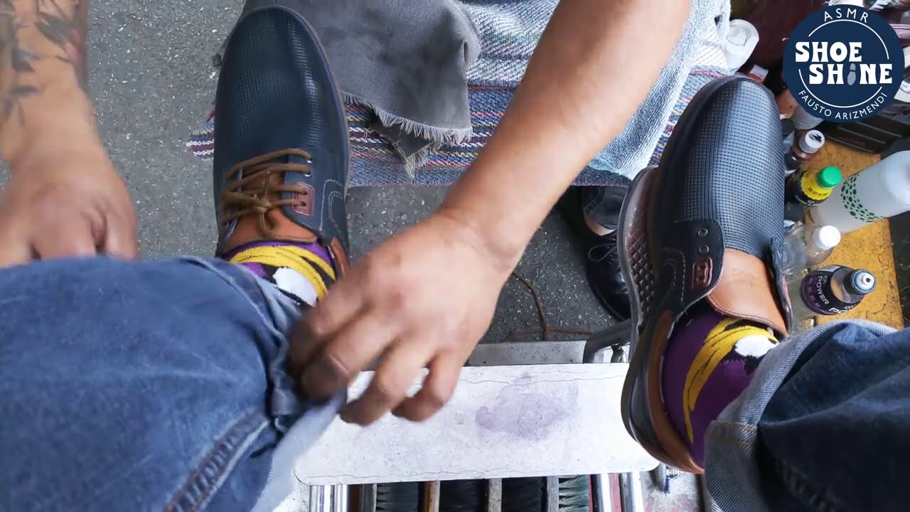 S4E22 Machine man cleaning blue & brown shoes #mexico #ASMR #shoeshine #faustoarizmendi
