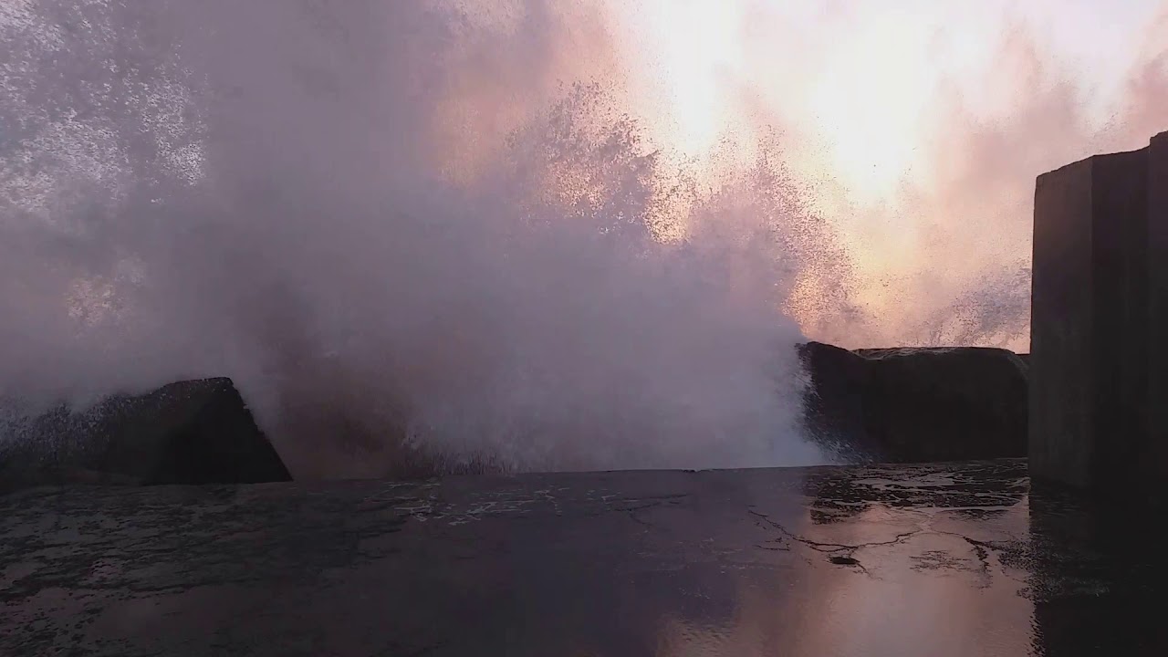PORT OUEST R&Eacute;UNION~Houle Cr&eacute;pusculaire~NEUF JUILLET 2019.
