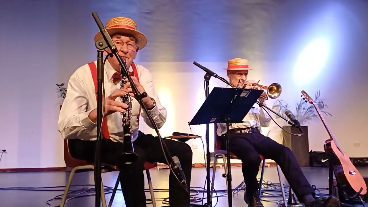 DIXIE FOUR JAZZBAND,  hier de titel : Five Foot Two