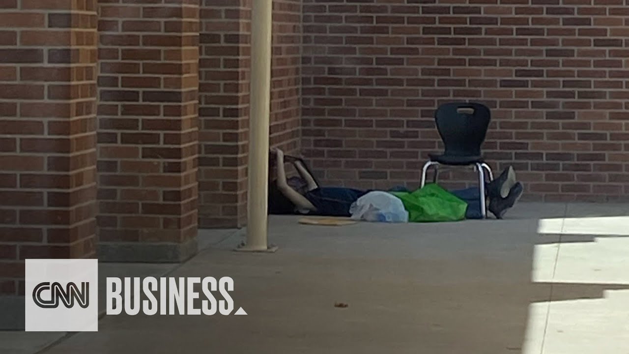 This fourth-grader walks to school to get WiFi