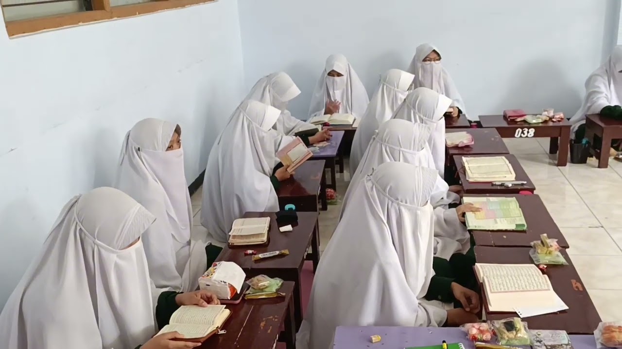 Proses Santriwati Ujian 15 Juz Sekali Duduk, disimak oleh temen sekelasnya dan penguji.