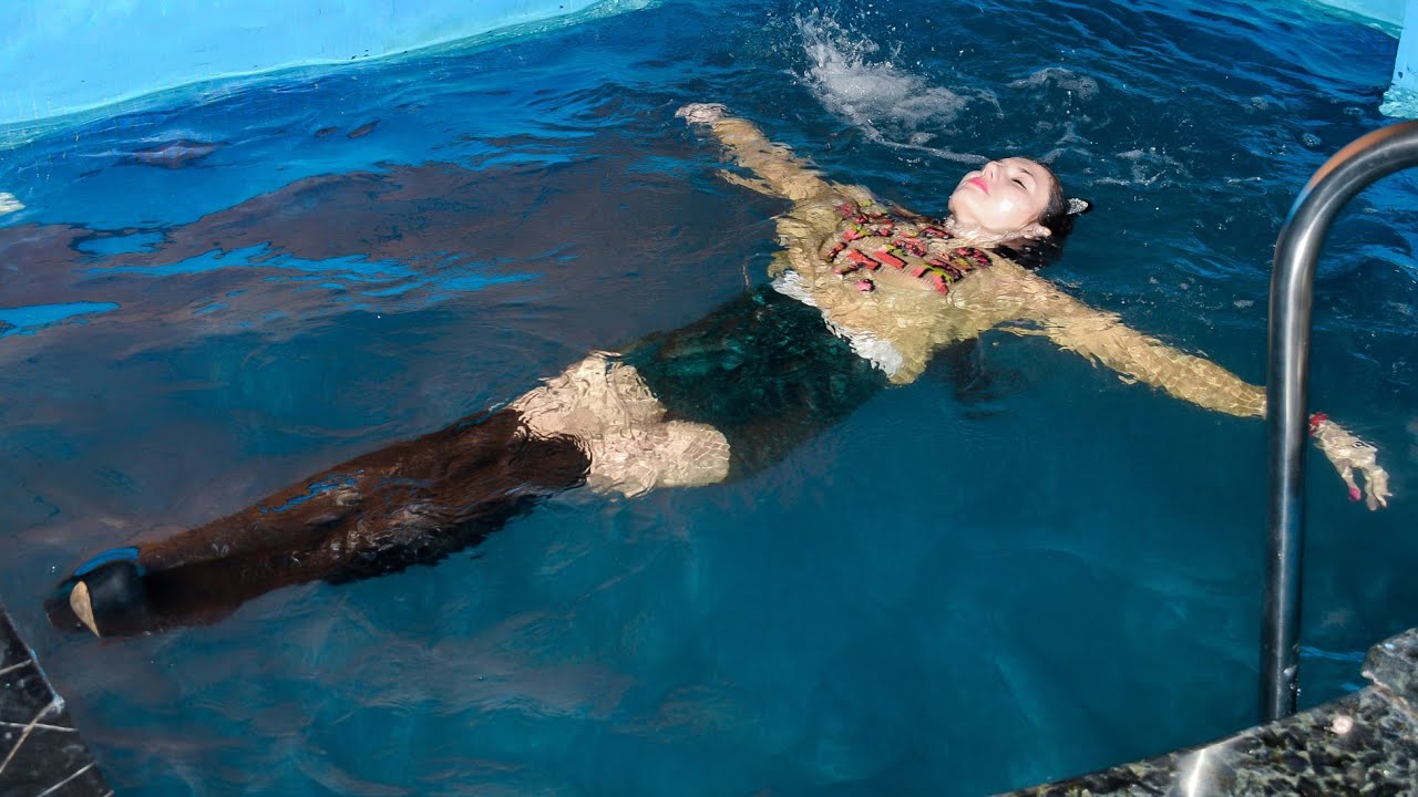 VIDEO JUST FOR YOU! CAT GIRL POSE BRIGHTLY IN WET CLOTHES AND SWIMS IN THE POOL FOR WETLOOK VIDEO