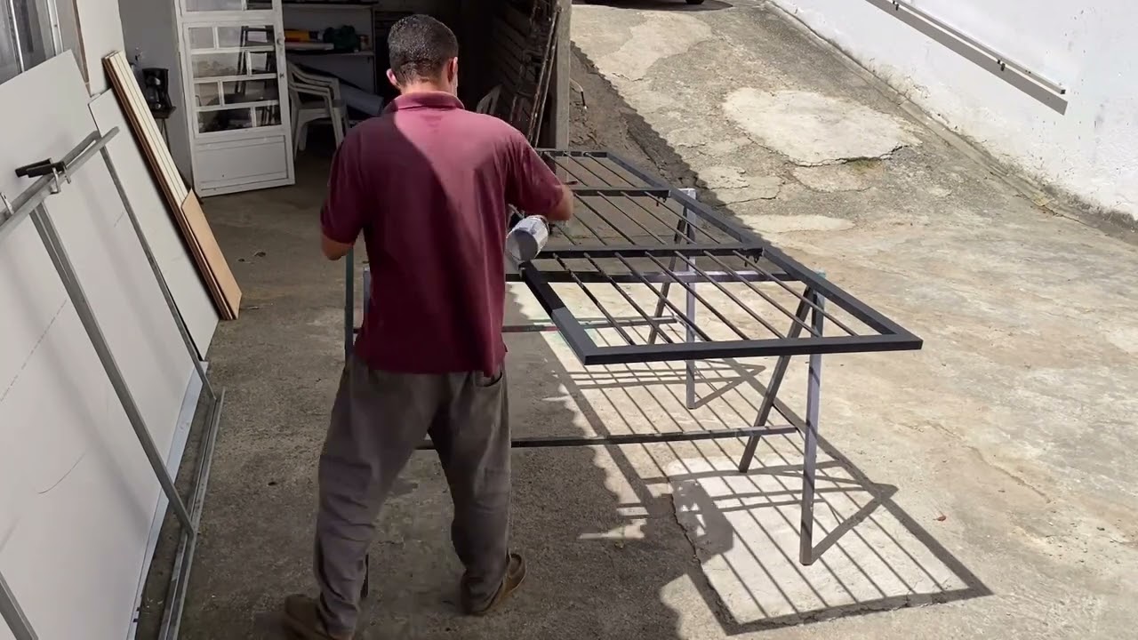 Aplica&ccedil;&atilde;o de zarc&atilde;o no port&atilde;o com estrutura de ferro