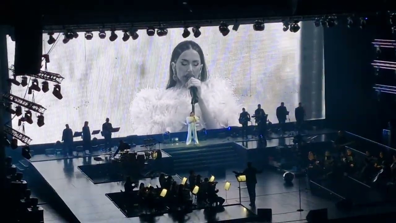 Emina Jahovic - Uzalud se budim (Sava Centar 24Dec2025)