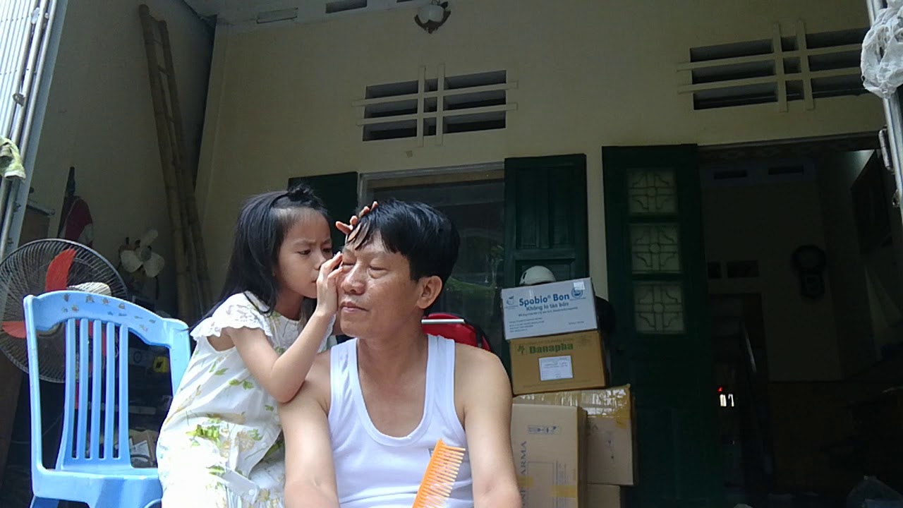 Gái rượu nhổ tóc sâu cho ông