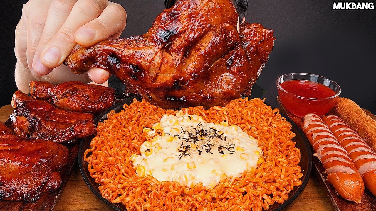 острая лапша и курица, колбаса Spicy BBQ chicken 🍗 Fire noodles Sausage Eating ASMR MUKBANG
