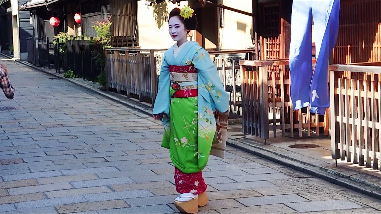 Geisha walking through the Gion Shirakawa of Kyoto | Geishaspotting | In search of Geisha