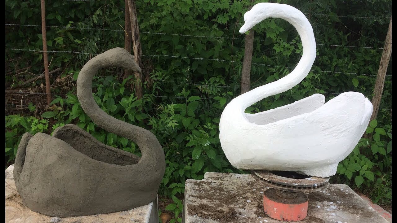 Vaso cisne de cimento, em um dia