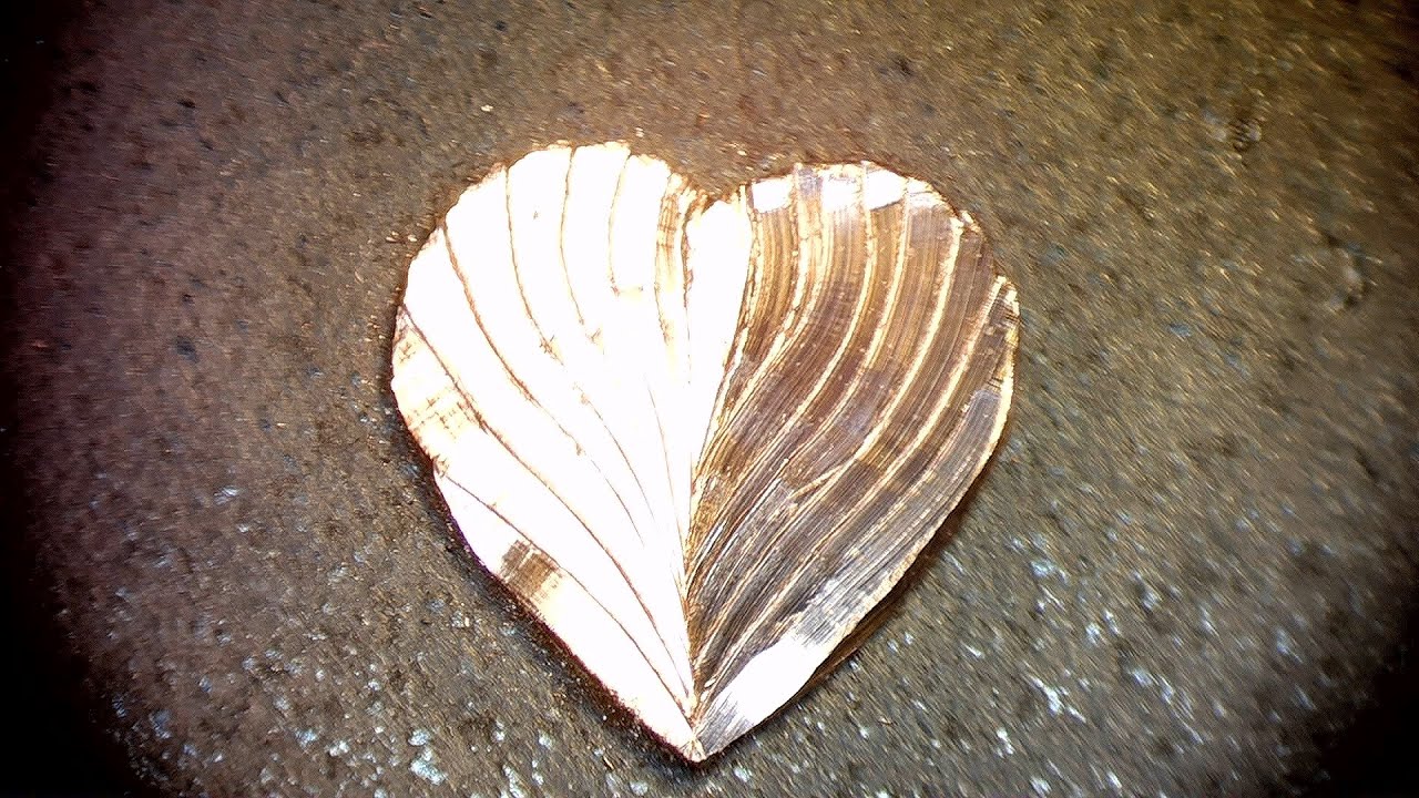 Kuparisyd&auml;n kaiverrus   Copper heart engraving