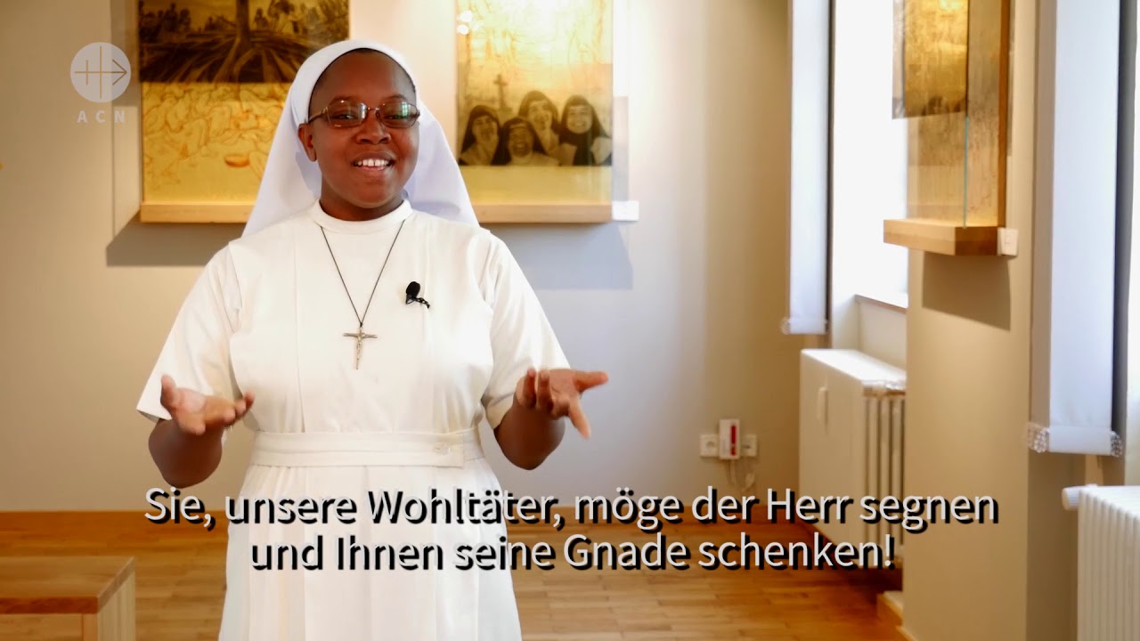 Sr. Anne-Marie Kaboré aus Burkina Faso sagt singend 