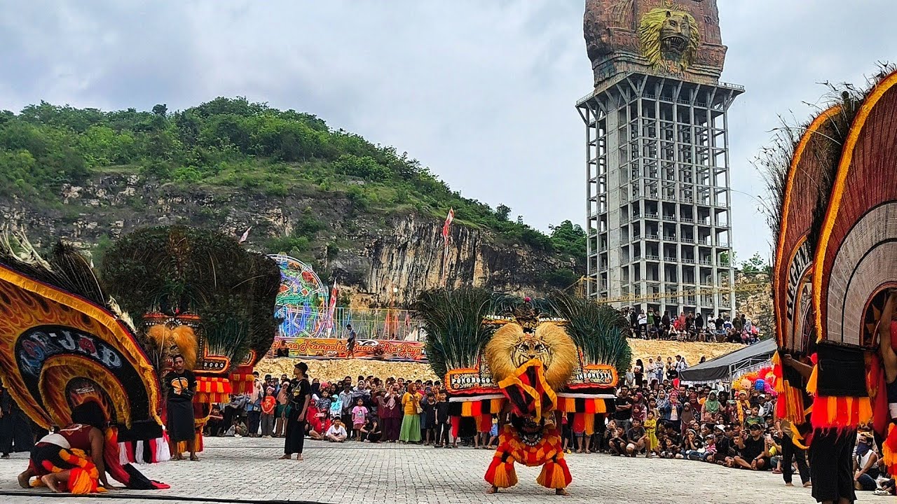 Reog Ponorogo terbesar gegerkan MONUMEN REOG PONOROGO 