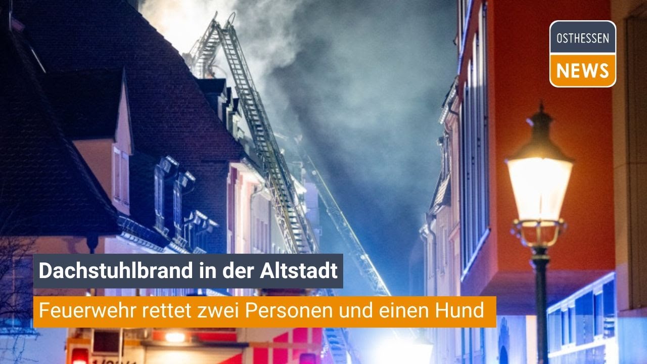 FULDA: Dachstuhlbrand in der Altstadt - Feuerwehr rettet zwei Personen und einen Hund