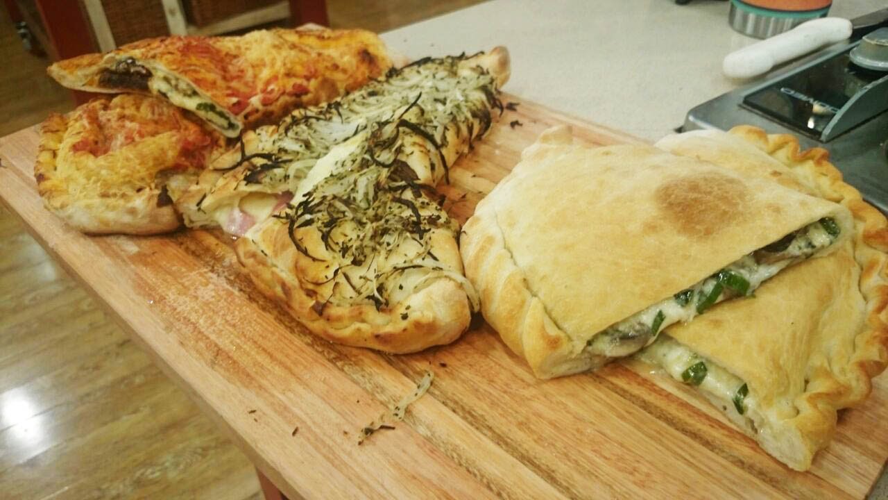 Calzones de hongo y roquefort, de dos quesos, de longaniza y de ricota con vegetales