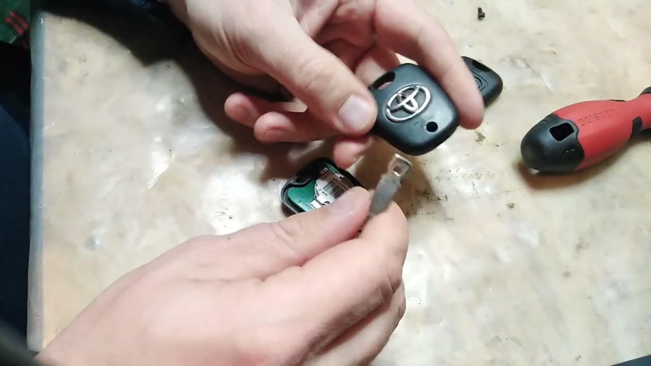 Comment changer la coque d'une clef de Toyota aygo / Citroën c1 / Peugeot 107?