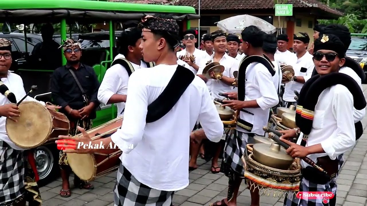 Sebelum Megambel Foto dengan Bapak Gubernur Bali di Penglipuran Bangli
