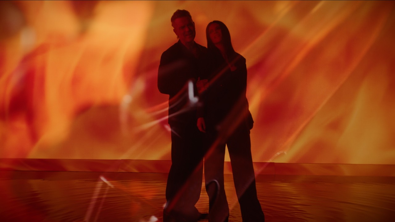 Desire (Official FIFA Anthem) - Robbie Williams (feat. Laura Pausini)