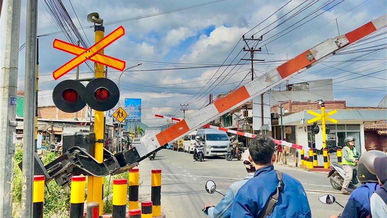 Perlintasan Kereta Api Leles Lintas Nasional Garut, Jawa Barat