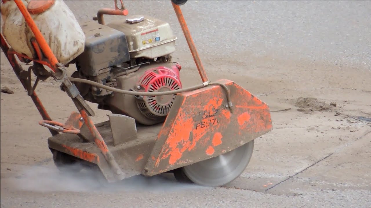 Gölz FS170 Floor Saw cutting asphalt