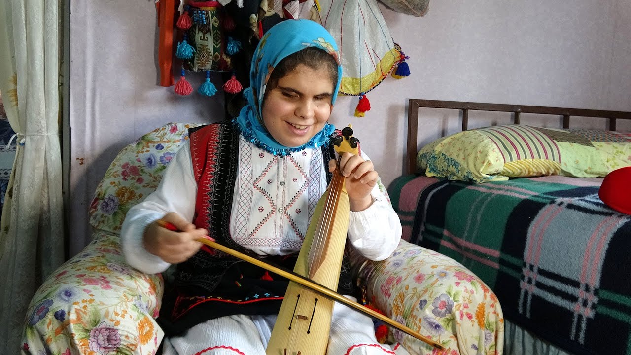 Görme engelli Esenay'ın karanlık dünyası, 'kemençe' ile aydınlanıyor