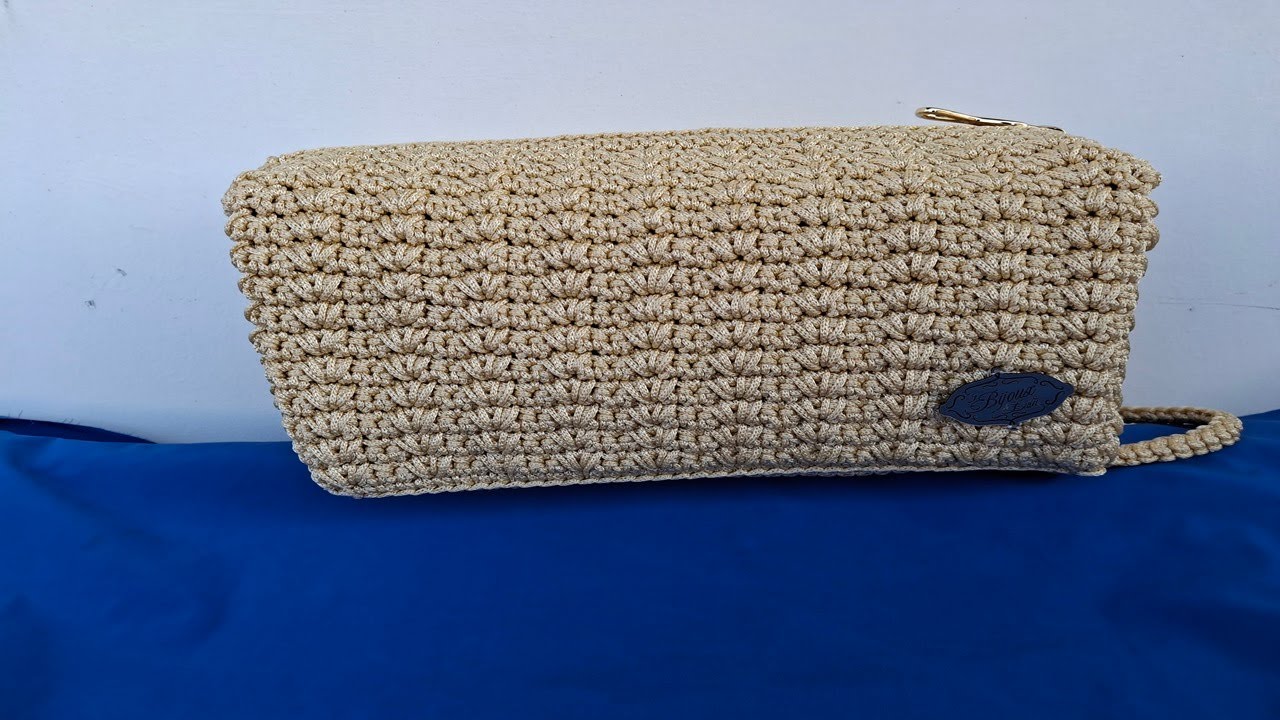 Trousse DORY  realizzata ad uncinetto col filato magia di Maxitabbigliamento