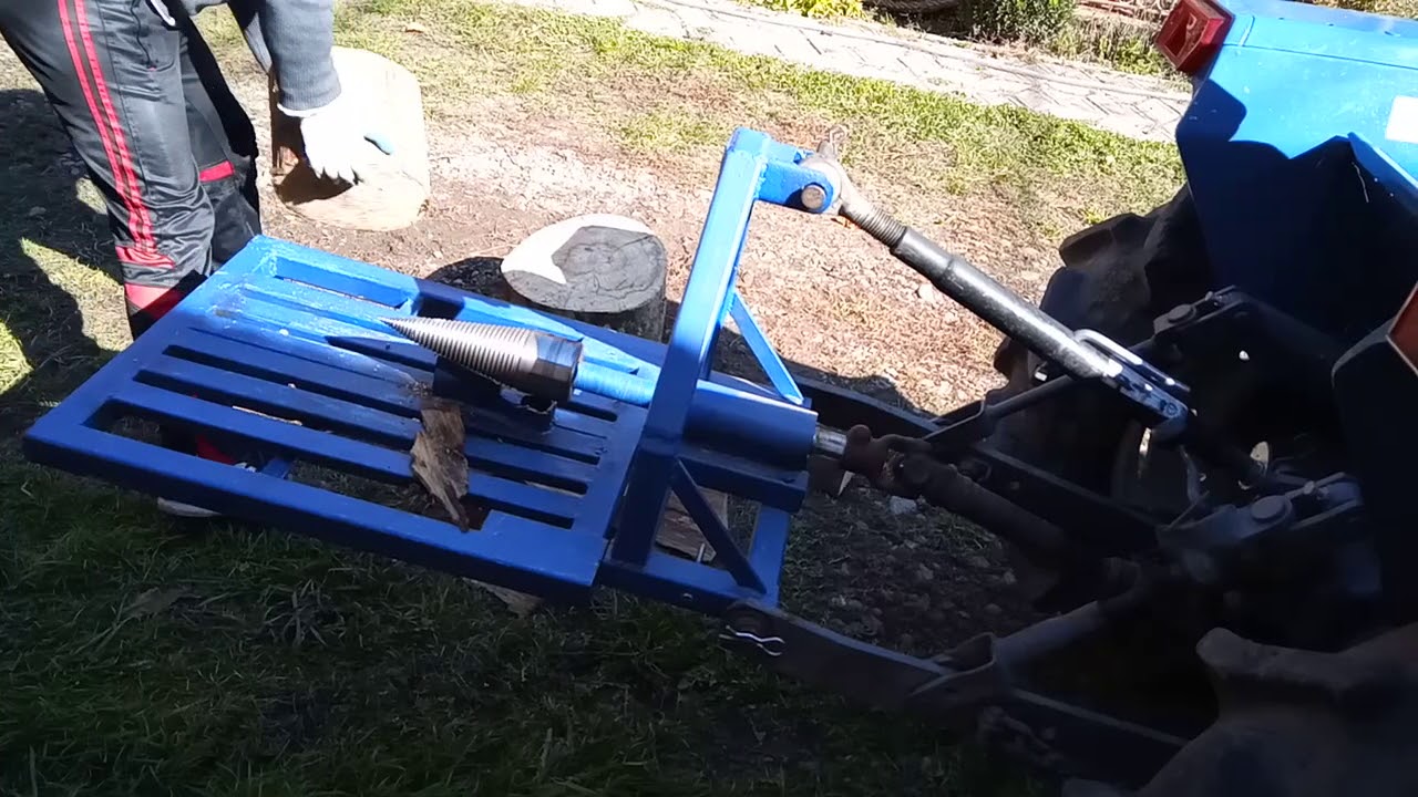 Utilaj crăpat lemne cu con filetant adaptat după tractor
