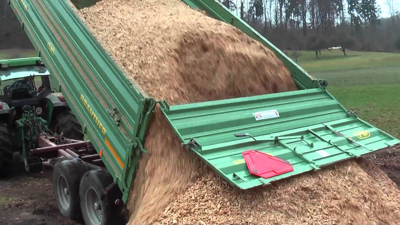 Holz hacken bei Lohnunternehmen Tr&uuml;b mit Hackmobil.ch