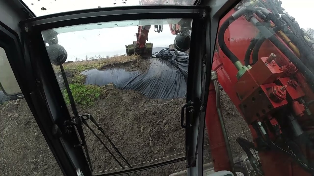 Kuilen open maken en Mest mixen op de Boerderij